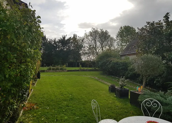 Cozy & Ideal Closed Garden * Emeville